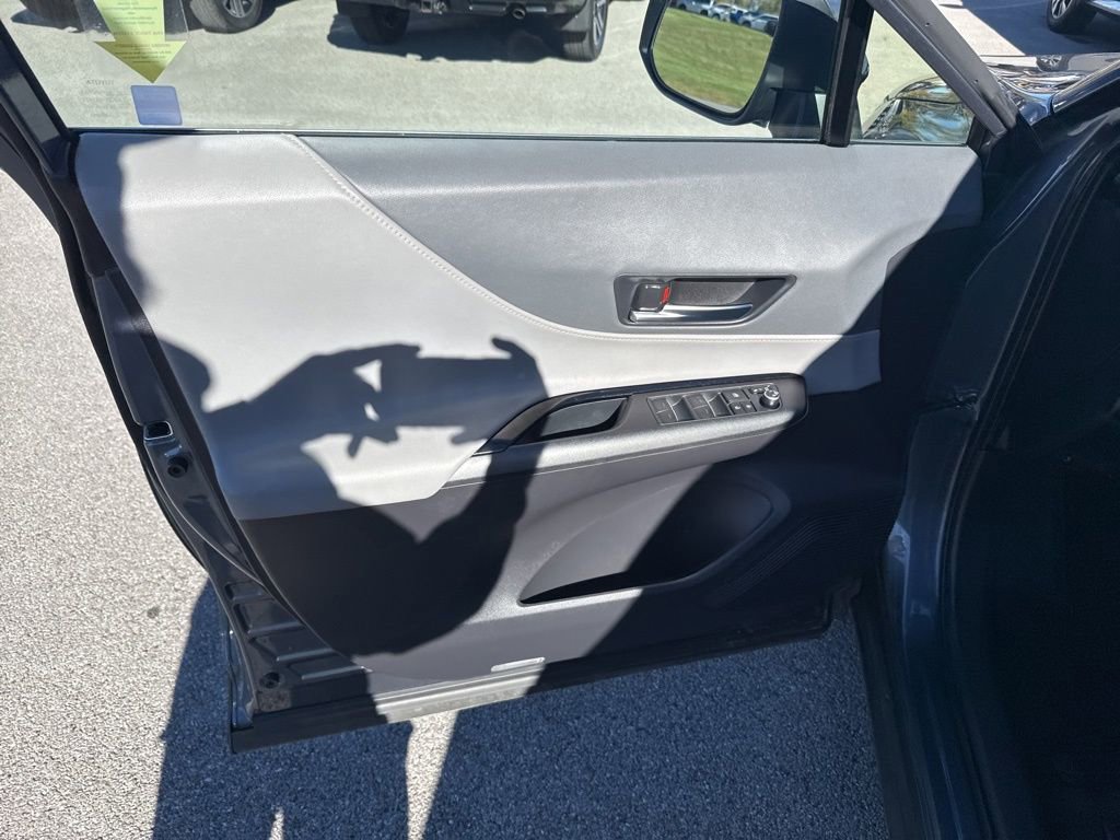 Used 2023 Toyota Venza LE image 10