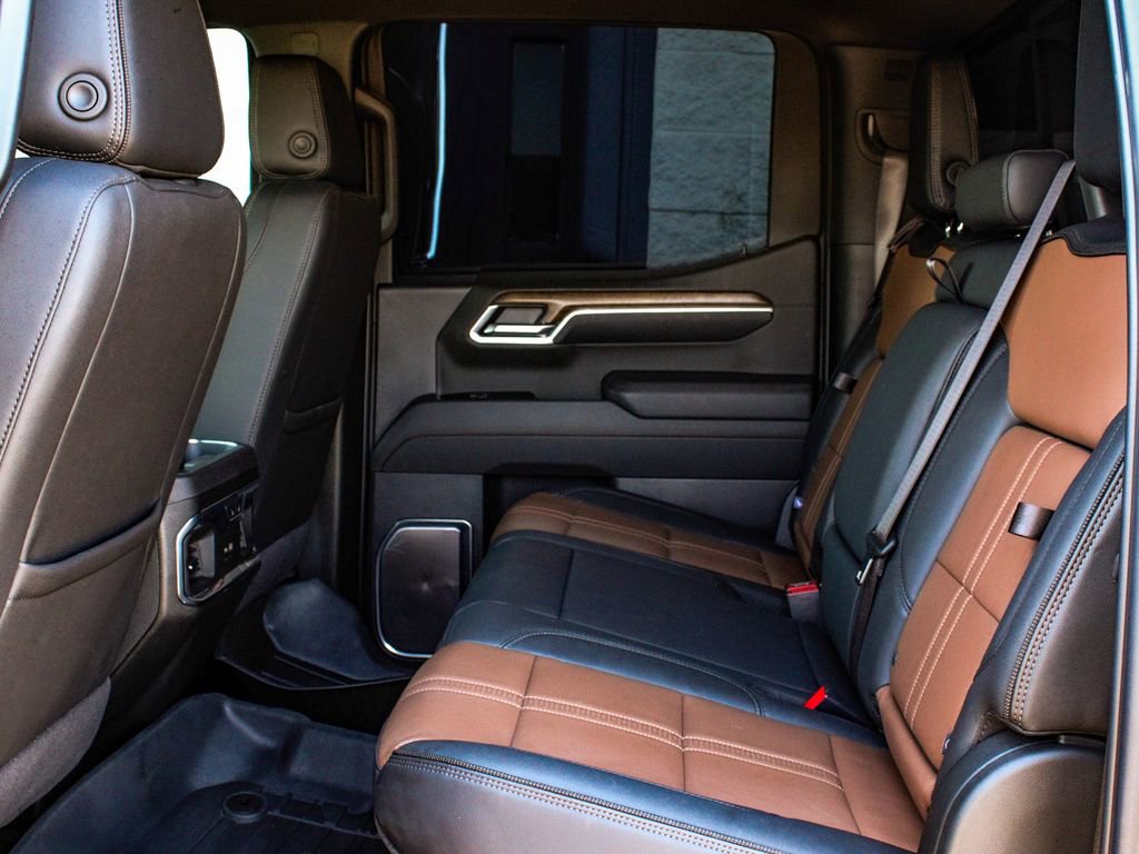 Used 2025 Chevrolet Silverado 1500 High Country AWD/4WD image 34