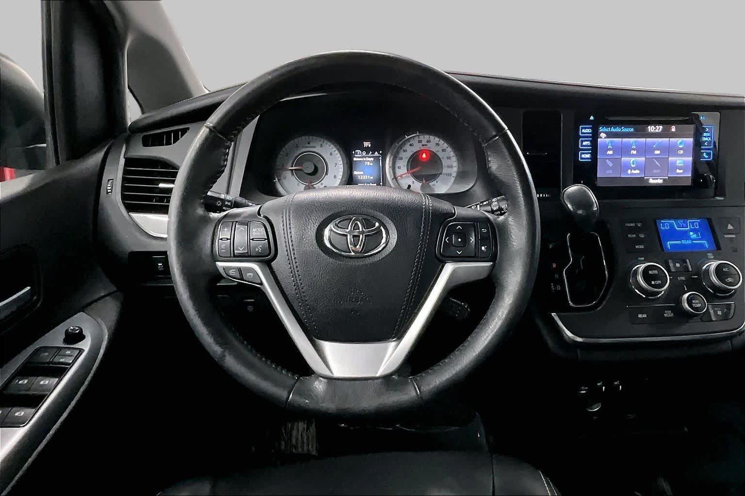 Used 2016 Toyota Sienna SE Premium FWD image 5