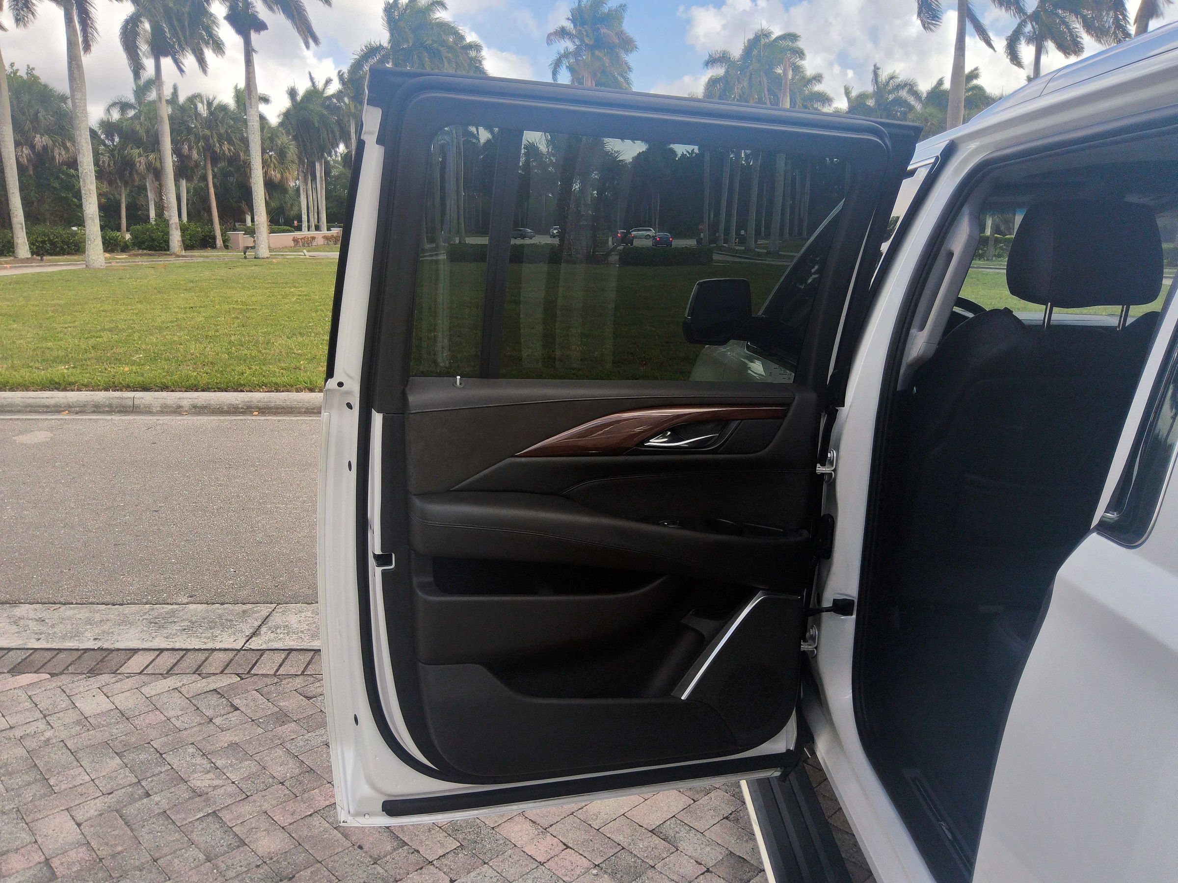 Used 2018 Cadillac Escalade ESV Premium Luxury AWD/4WD image 32