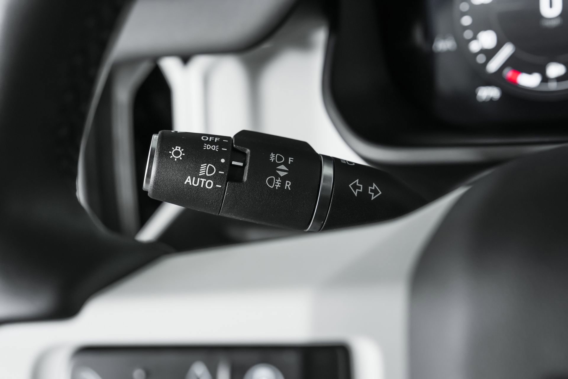 Used 2025 Land Rover Defender 110 S image 76