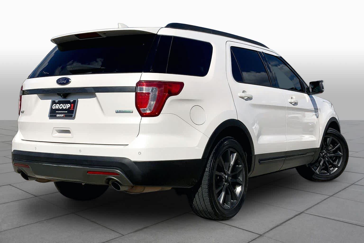 Used 2017 Ford Explorer XLT w/ Equipment Group 202A FWD image 13