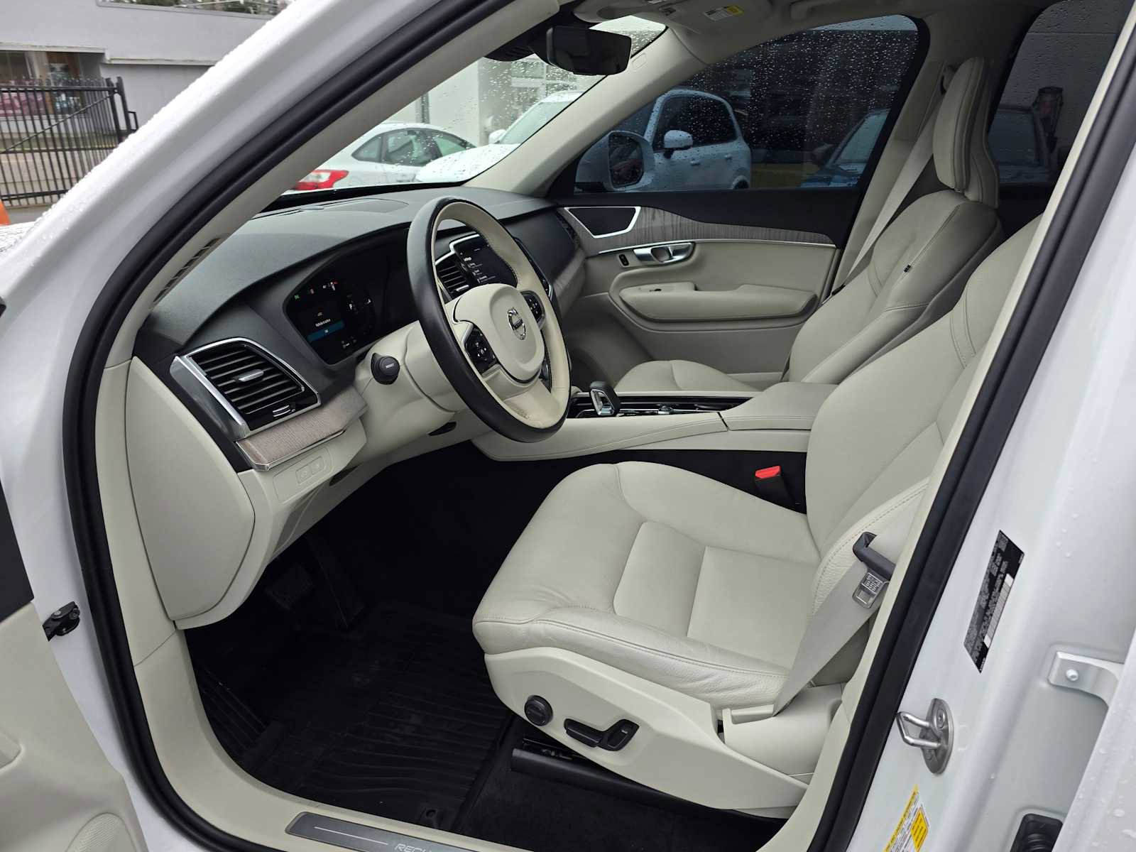 Certified 2024 Volvo XC90 T8 Plus w/ Protection Package Premier image 22