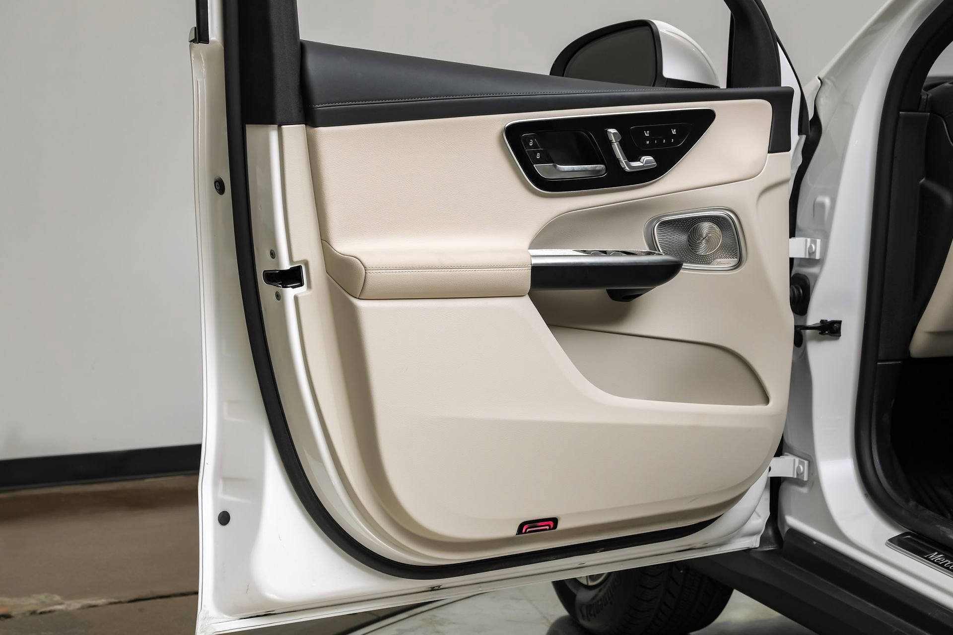 Used 2024 Mercedes-Benz GLC 300 image 39