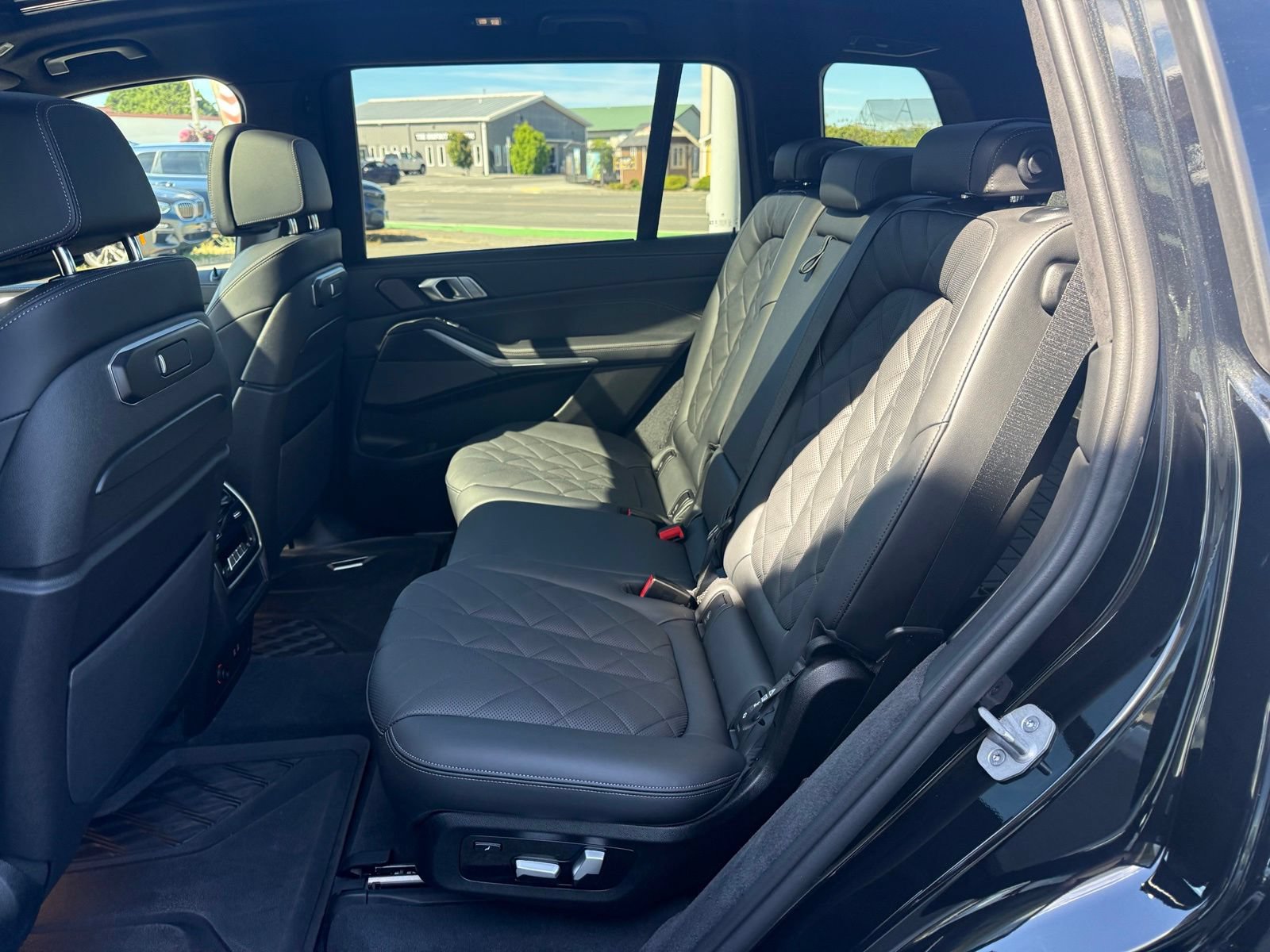 Used 2025 BMW X7 xDrive40i w/ M Sport Package AWD/4WD image 29