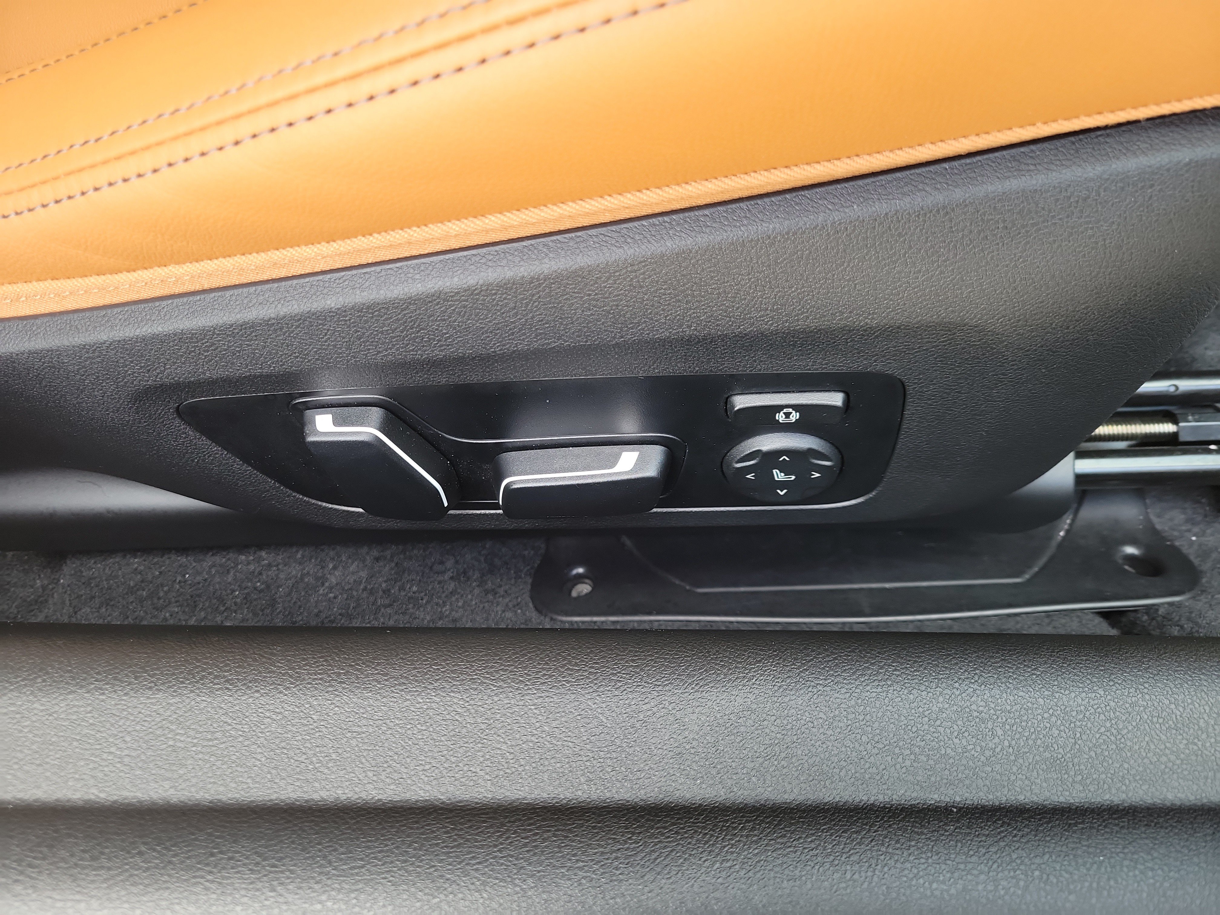 Used 2024 BMW M2 w/ Lighting Package RWD image 8
