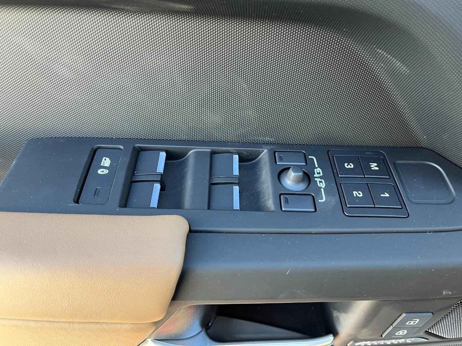 Used 2025 Land Rover Defender 110 X-Dynamic SE image 20