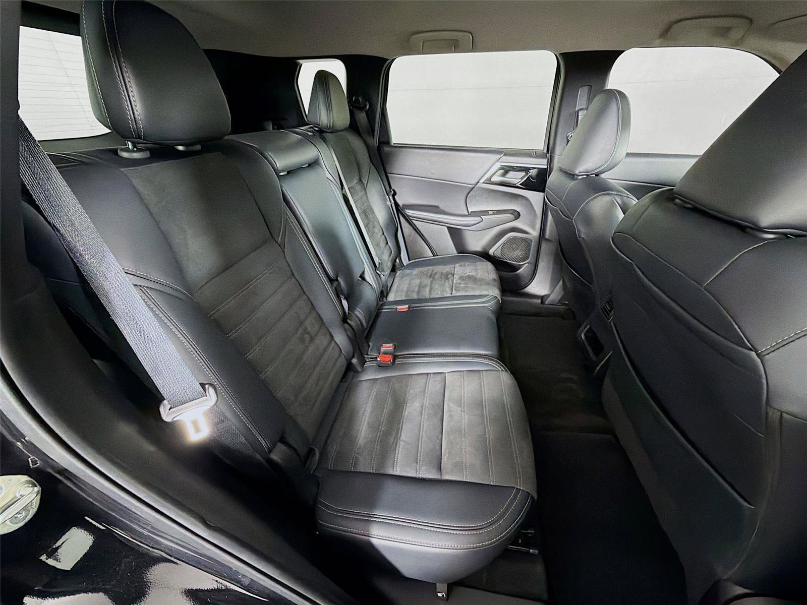 Used 2023 Mitsubishi Outlander SE image 26