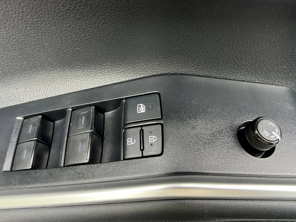 Used 2021 Toyota Highlander XLE AWD/4WD image 12