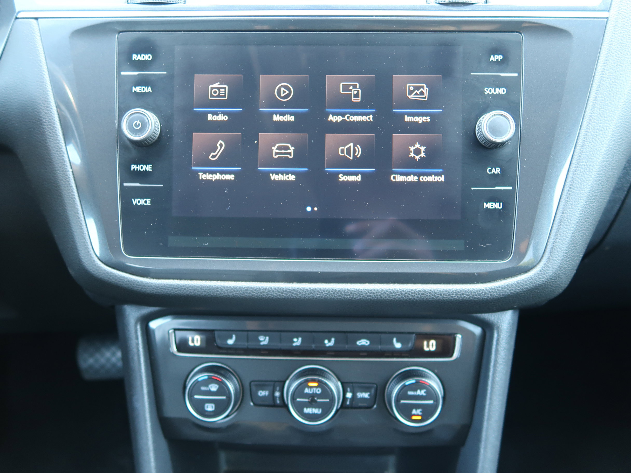 Used 2018 Volkswagen Tiguan SEL image 16