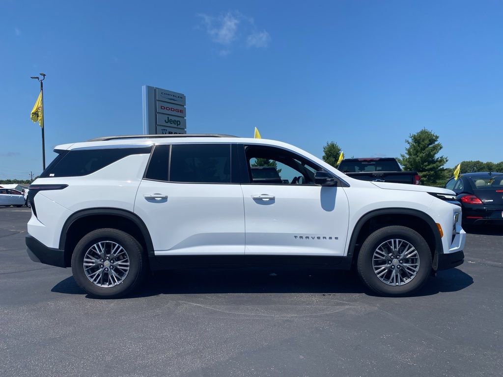 Used 2024 Chevrolet Traverse LT image 4