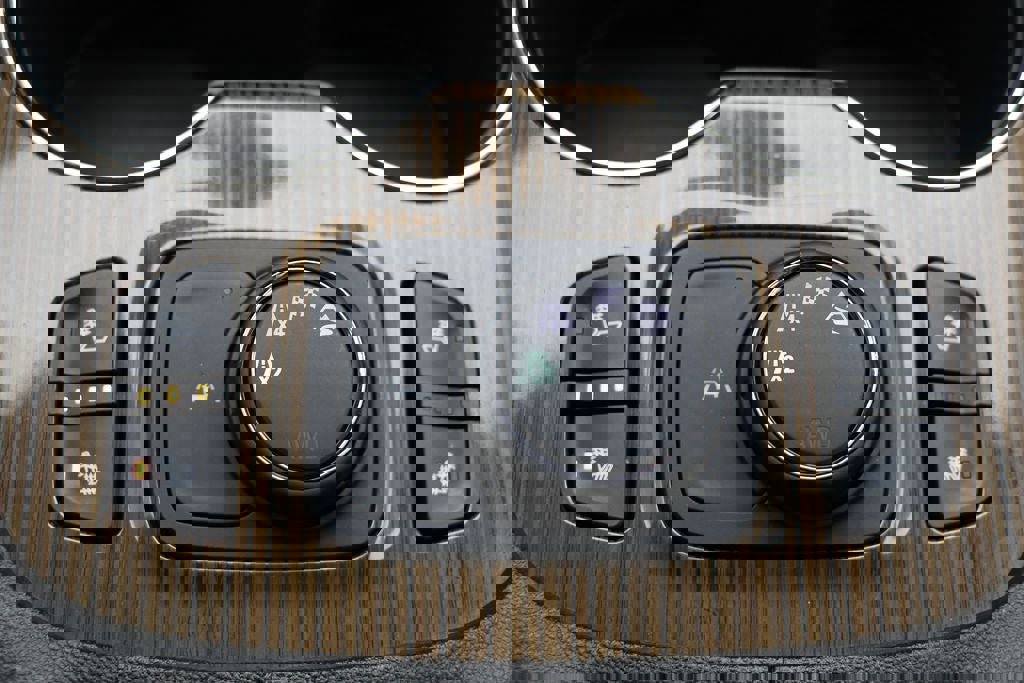 Used 2023 GMC Acadia SLE w/ Driver Convenience Package image 26