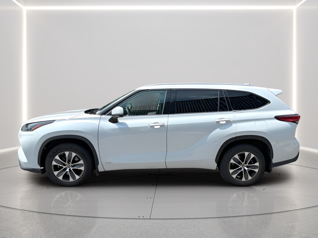 Used 2022 Toyota Highlander XLE AWD/4WD image 2