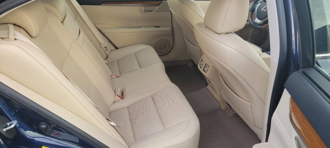 Used 2013 Lexus ES 300h image 22