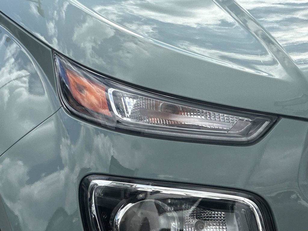 Used 2025 Hyundai Venue SEL FWD image 8