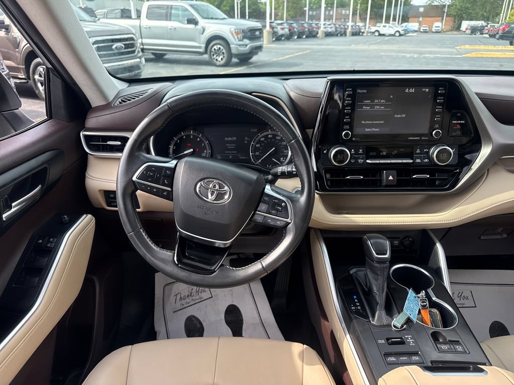 Used 2020 Toyota Highlander XLE AWD/4WD image 20