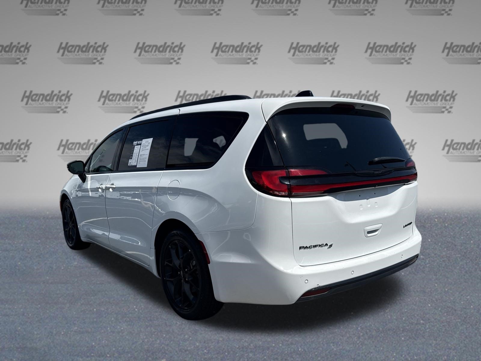 Used 2025 Chrysler Pacifica Limited FWD image 7
