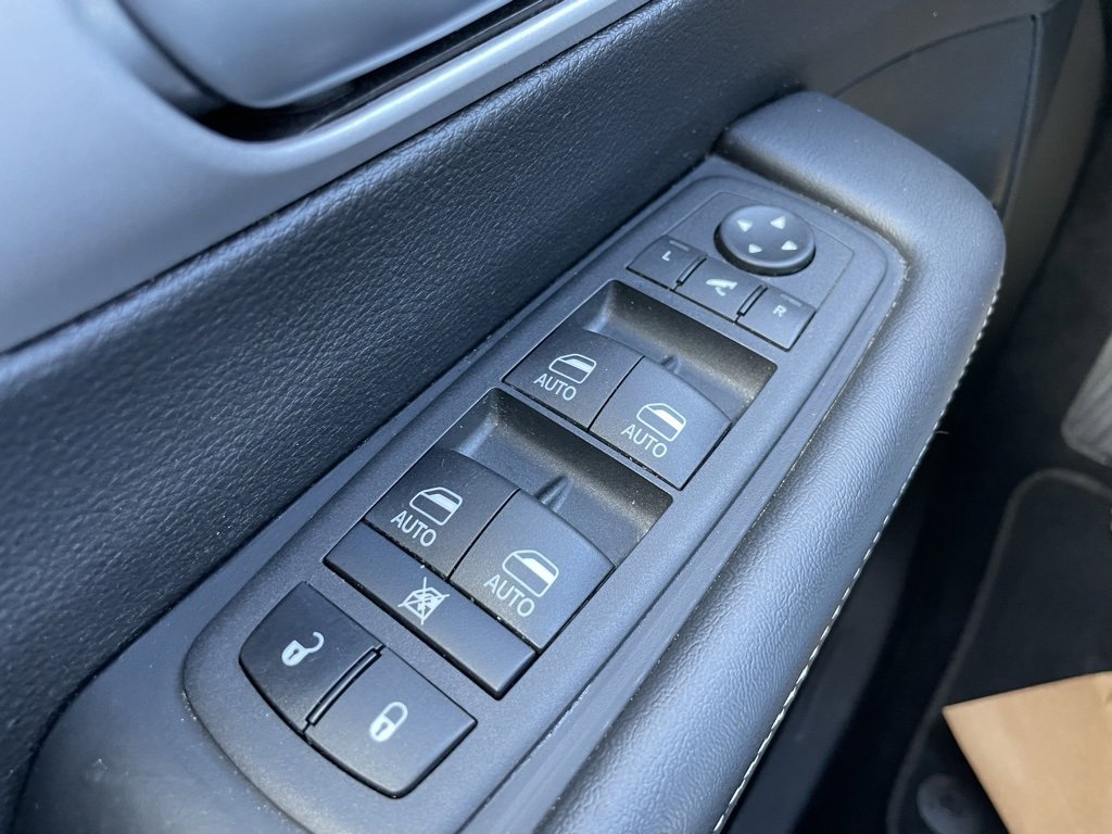 Used 2025 Chrysler Pacifica Limited image 27