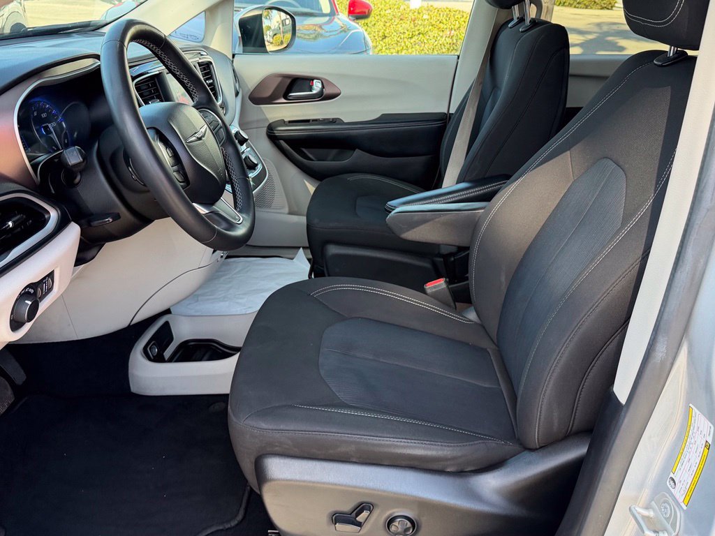 Used 2023 Chrysler Voyager LX FWD image 11