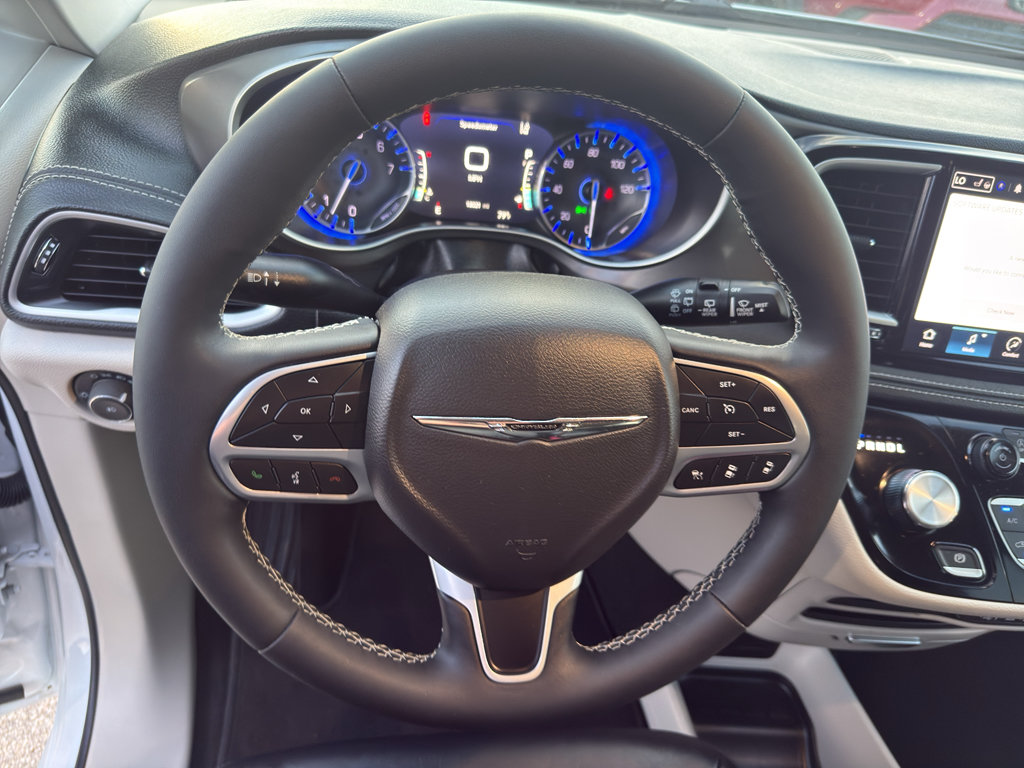 Used 2024 Chrysler Pacifica Touring-L FWD image 15