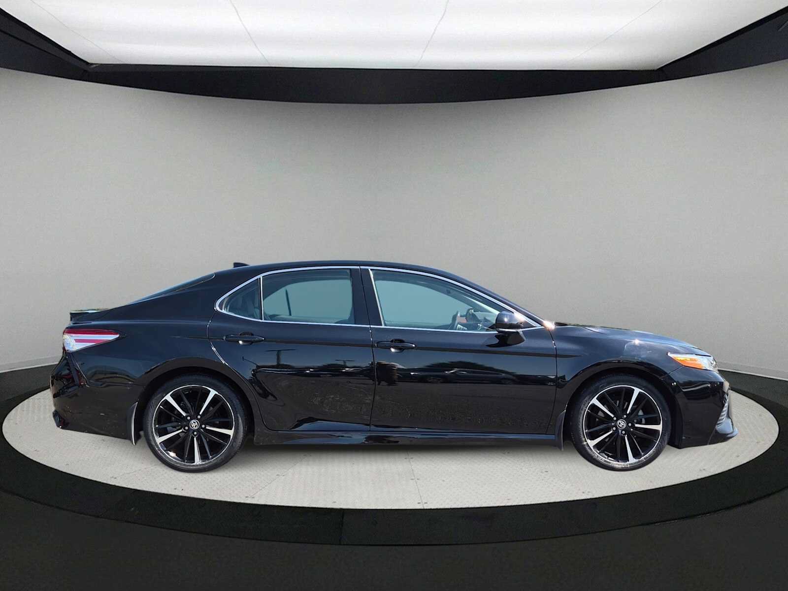 Used 2020 Toyota Camry XSE FWD image 9