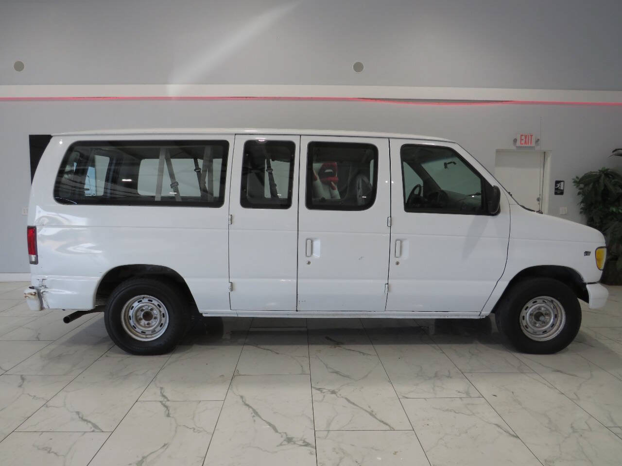 Used 1998 Ford E-150 and Econoline 150 Club Wagon RWD image 2