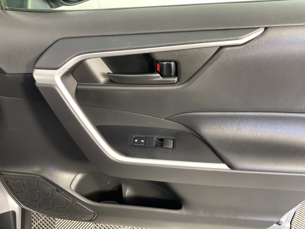 Used 2022 Toyota RAV4 LE AWD/4WD image 23