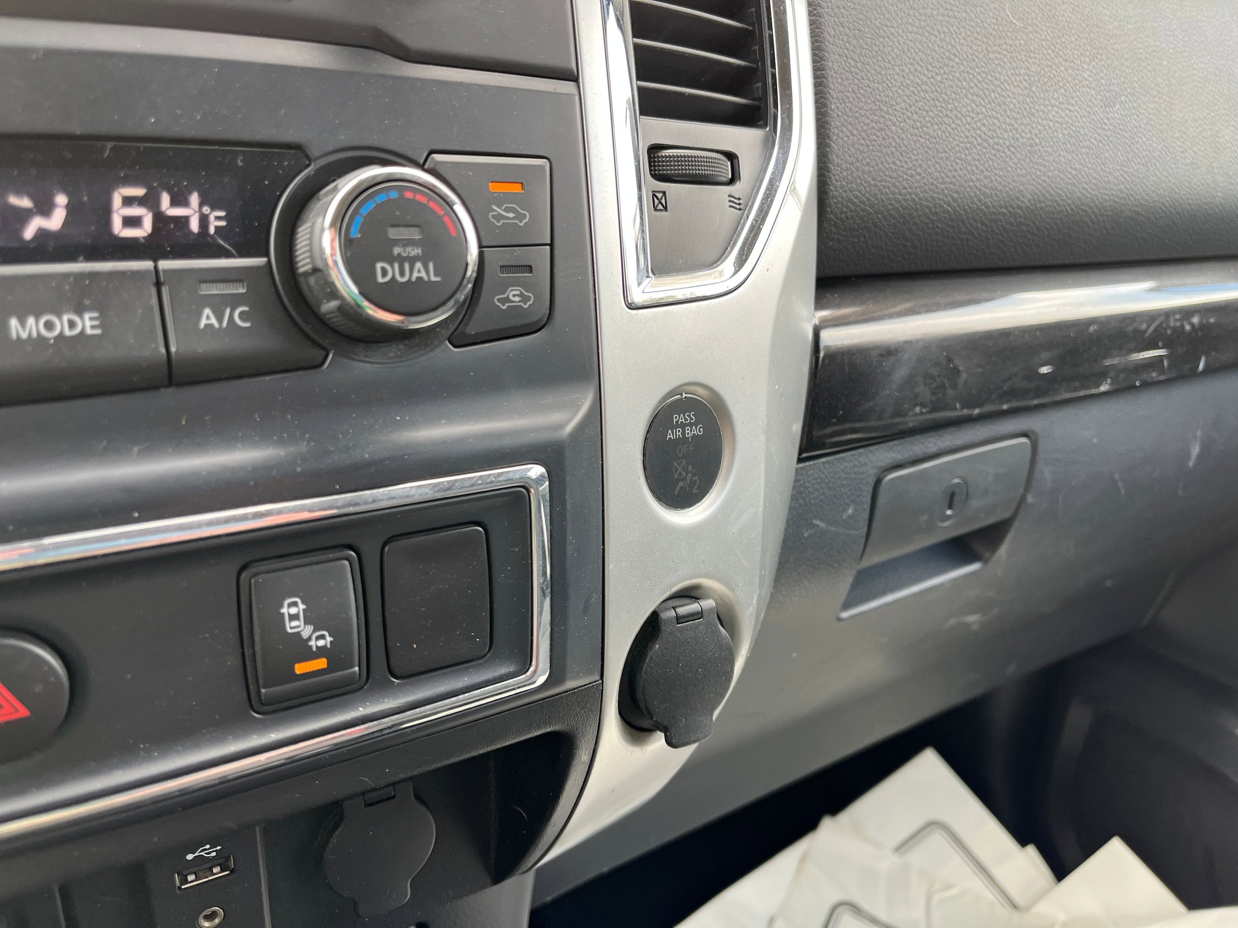 Used 2017 Nissan Titan SV AWD/4WD image 30