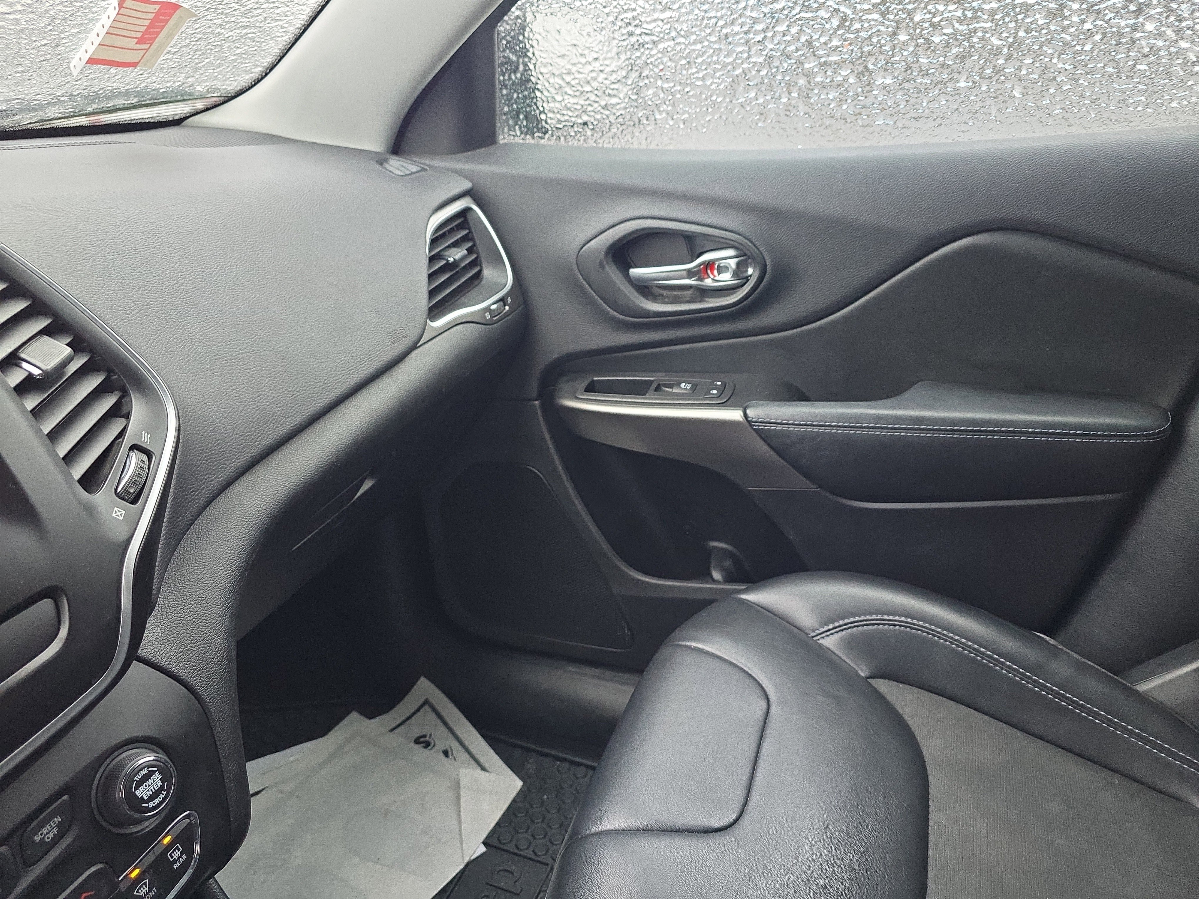 Used 2020 Jeep Cherokee Latitude Plus w/ Cold Weather Group image 32