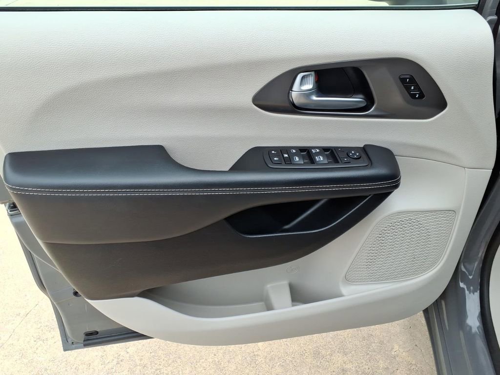 Used 2023 Chrysler Pacifica Touring-L FWD image 15