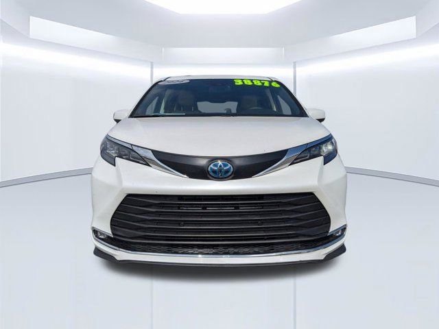 Used 2024 Toyota Sienna XLE image 9