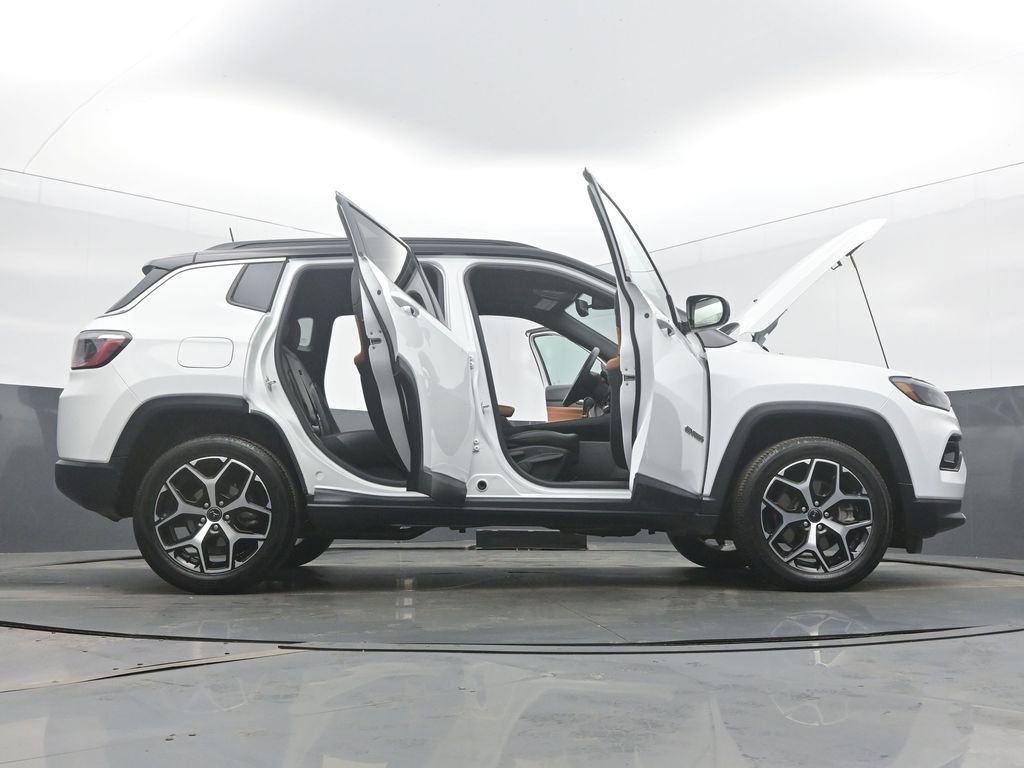 Used 2025 Jeep Compass Limited image 61
