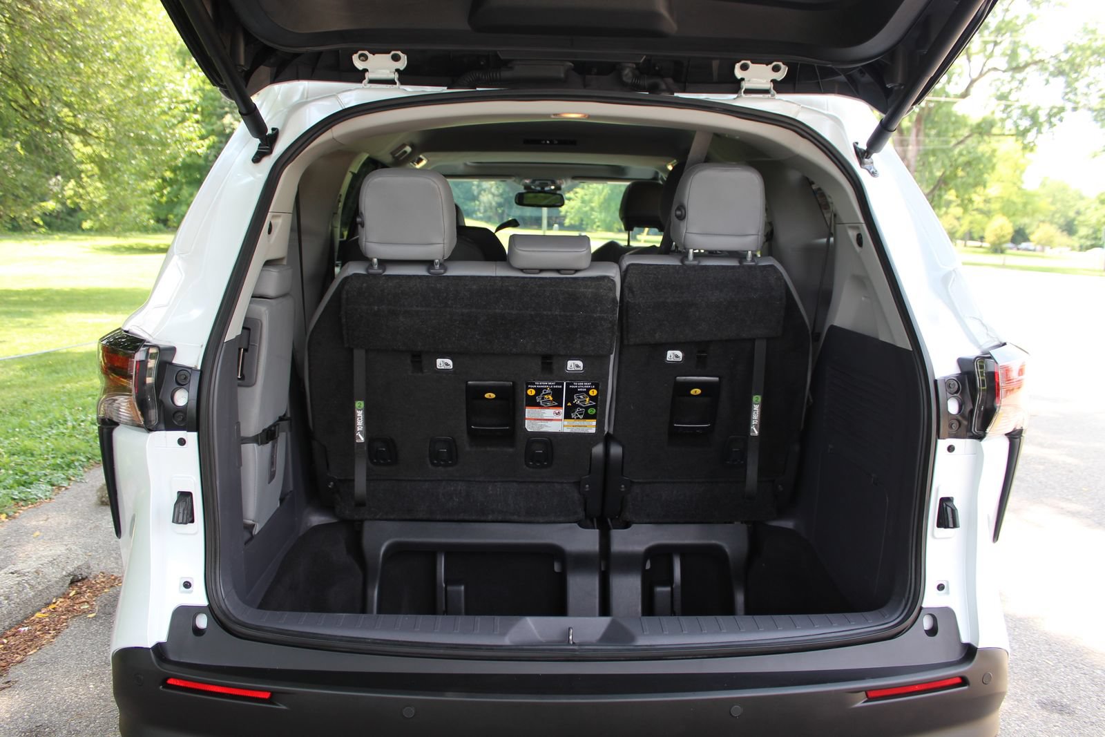 Used 2024 Toyota Sienna XLE FWD image 24