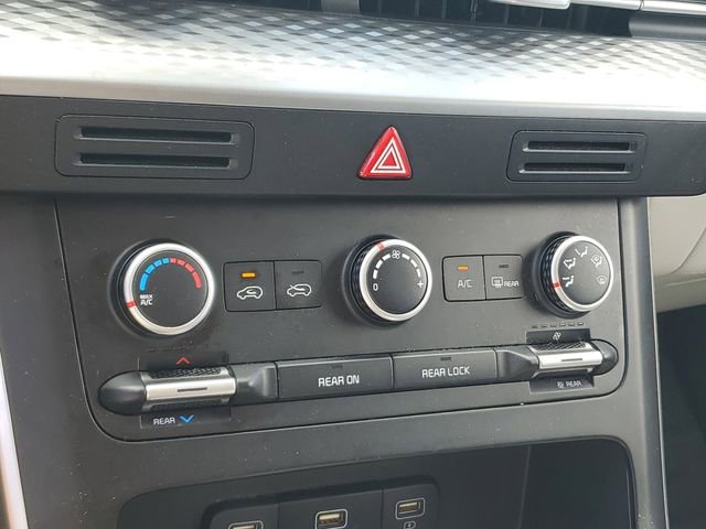 Used 2024 Kia Carnival LX FWD image 19