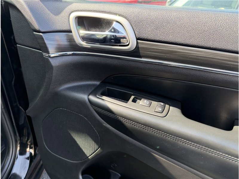 Used 2019 Jeep Grand Cherokee Limited image 31