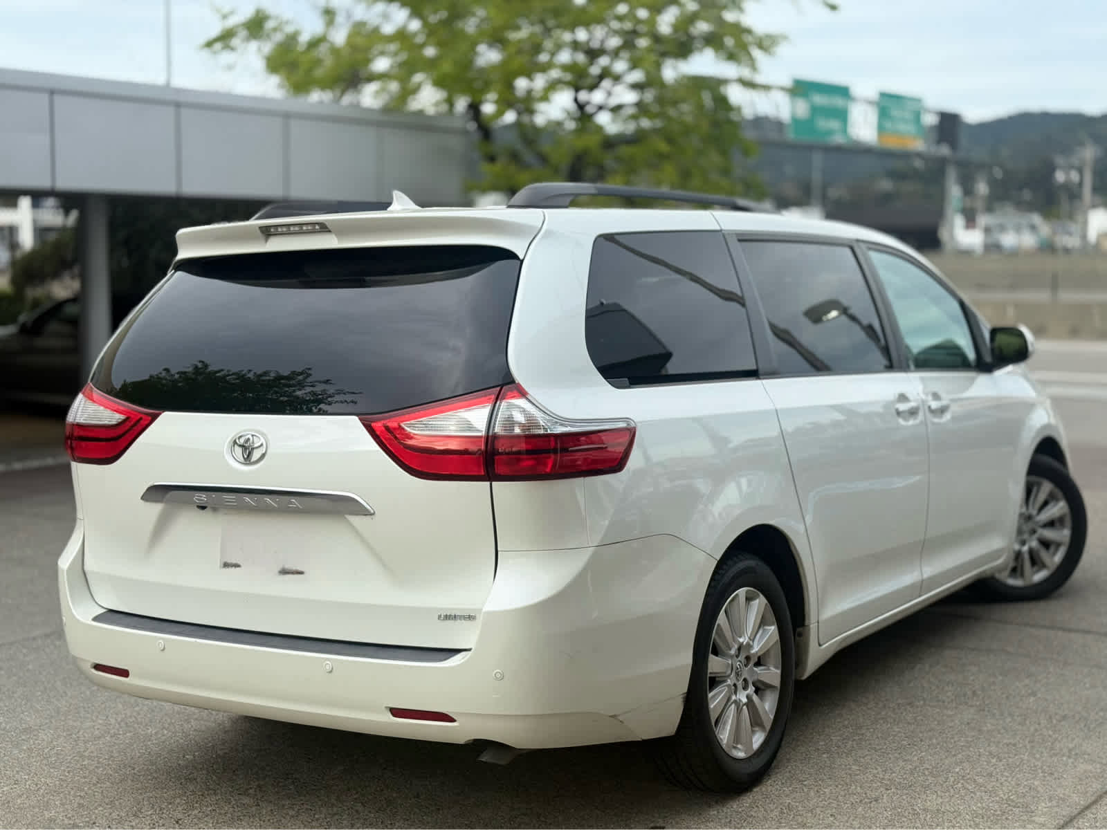 Used 2016 Toyota Sienna Limited image 5