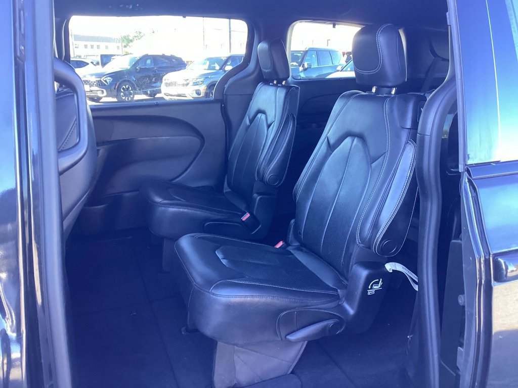 Used 2019 Chrysler Pacifica Touring-L w/ S Appearance Package FWD image 15