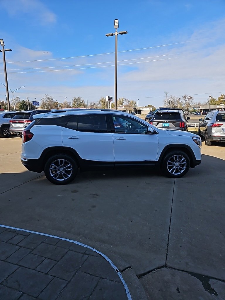 Used 2024 GMC Terrain SLT image 4