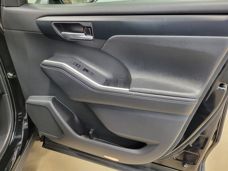 Used 2024 Toyota Highlander XLE AWD/4WD image 45