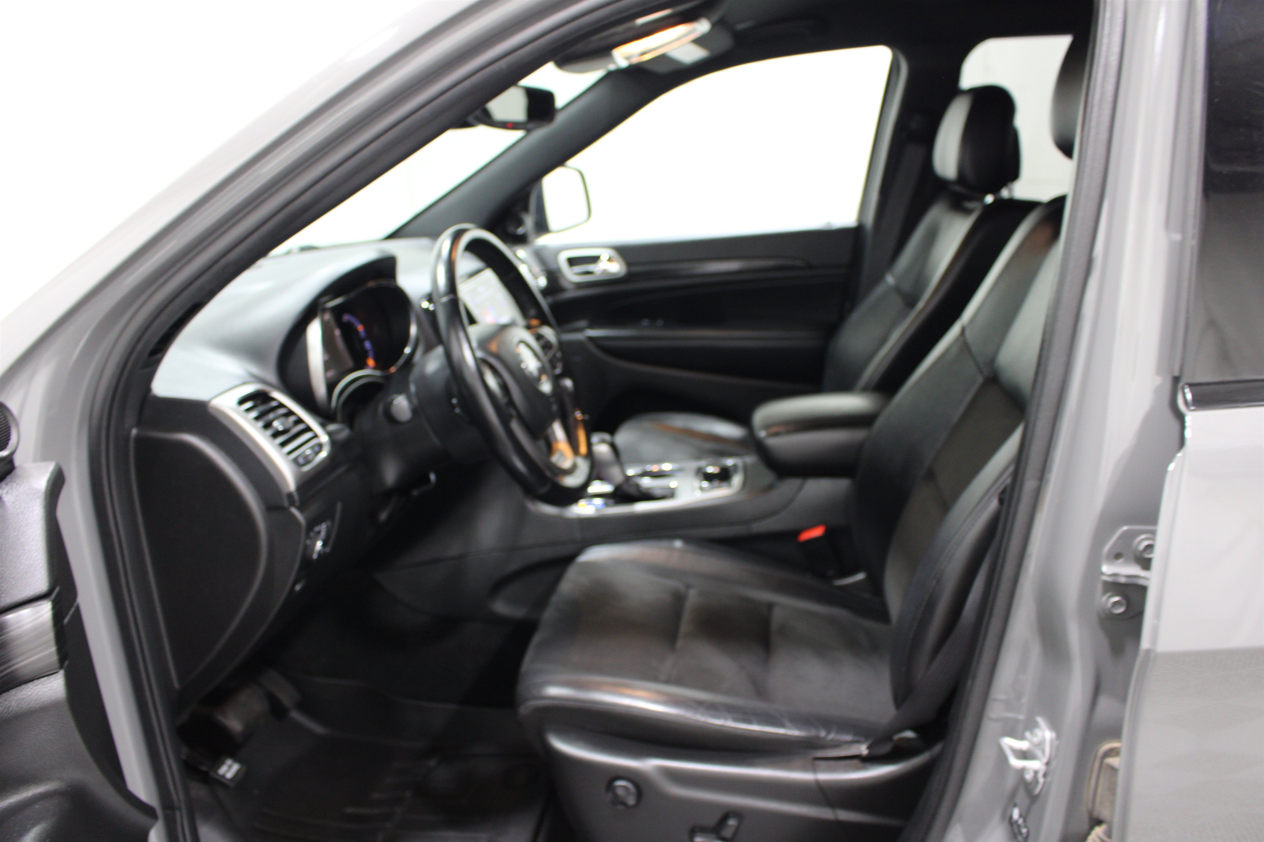 Used 2022 Jeep Grand Cherokee Laredo X AWD/4WD image 3