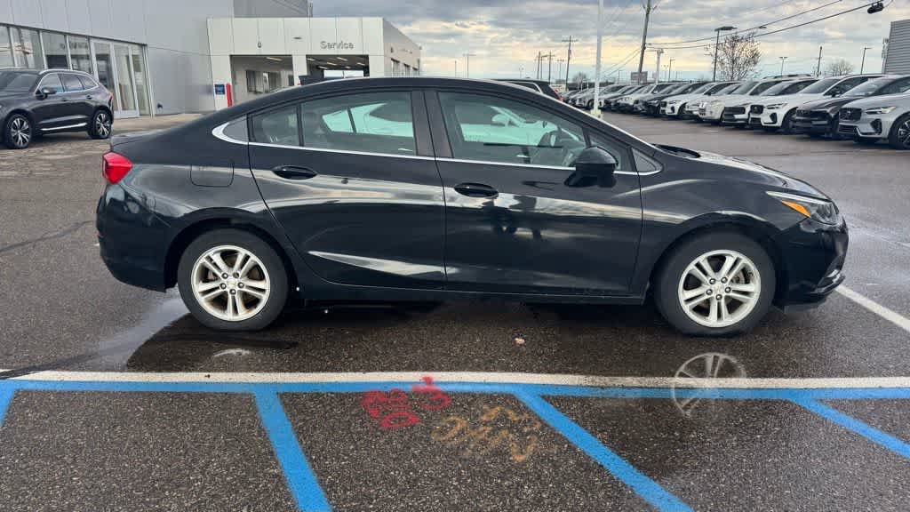 Used 2017 Chevrolet Cruze LT w/ Convenience Package FWD image 4