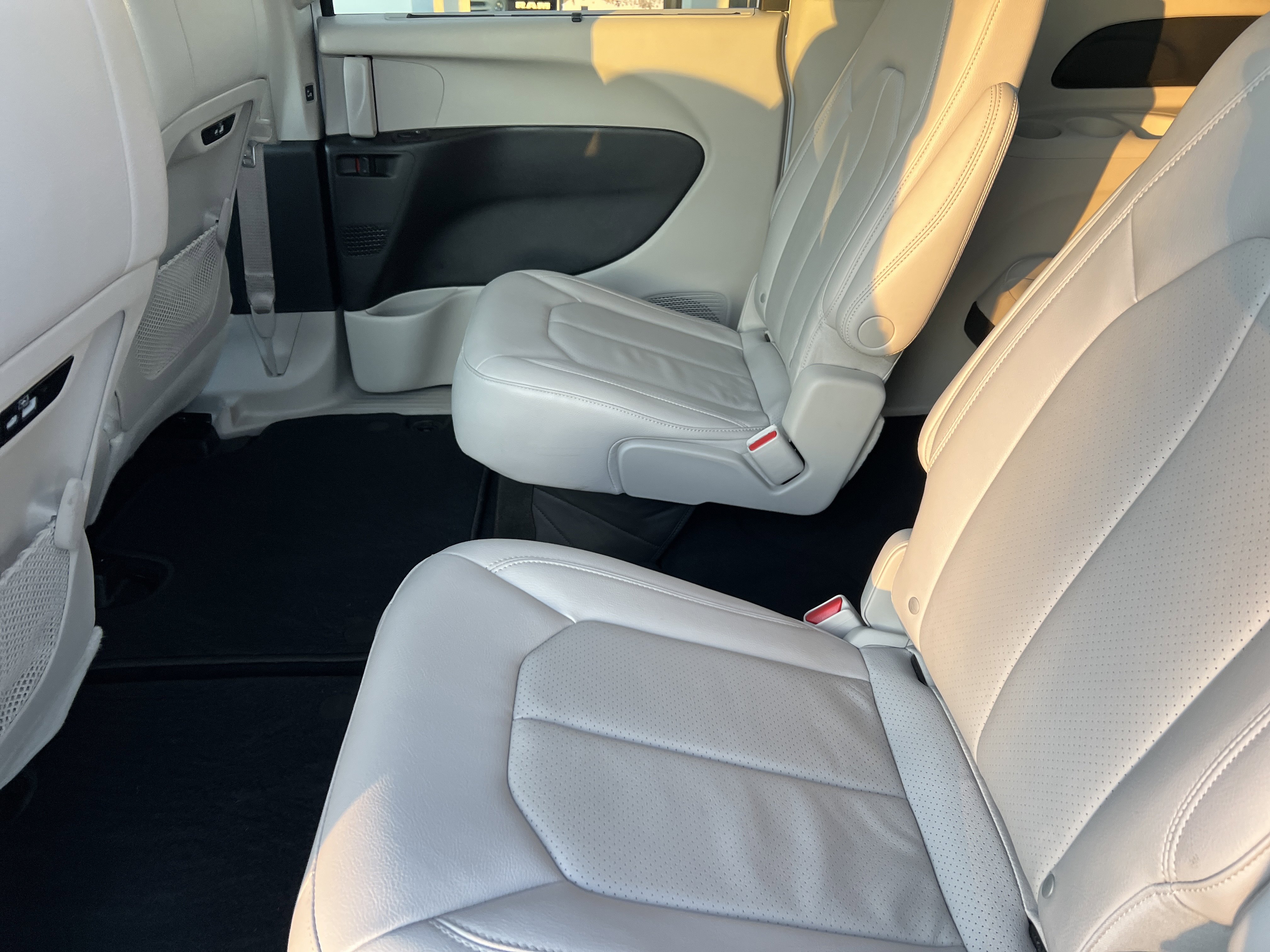 Used 2021 Chrysler Pacifica Touring-L image 10