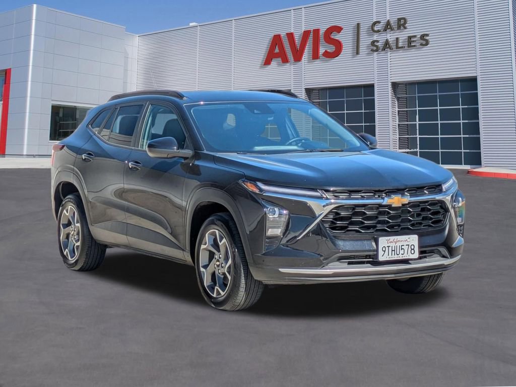 Used 2025 Chevrolet Trax LT w/ LT Convenience Package image 3