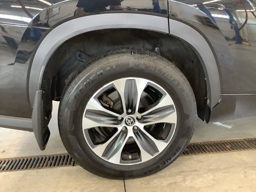 Used 2023 Toyota Highlander XLE AWD/4WD image 31