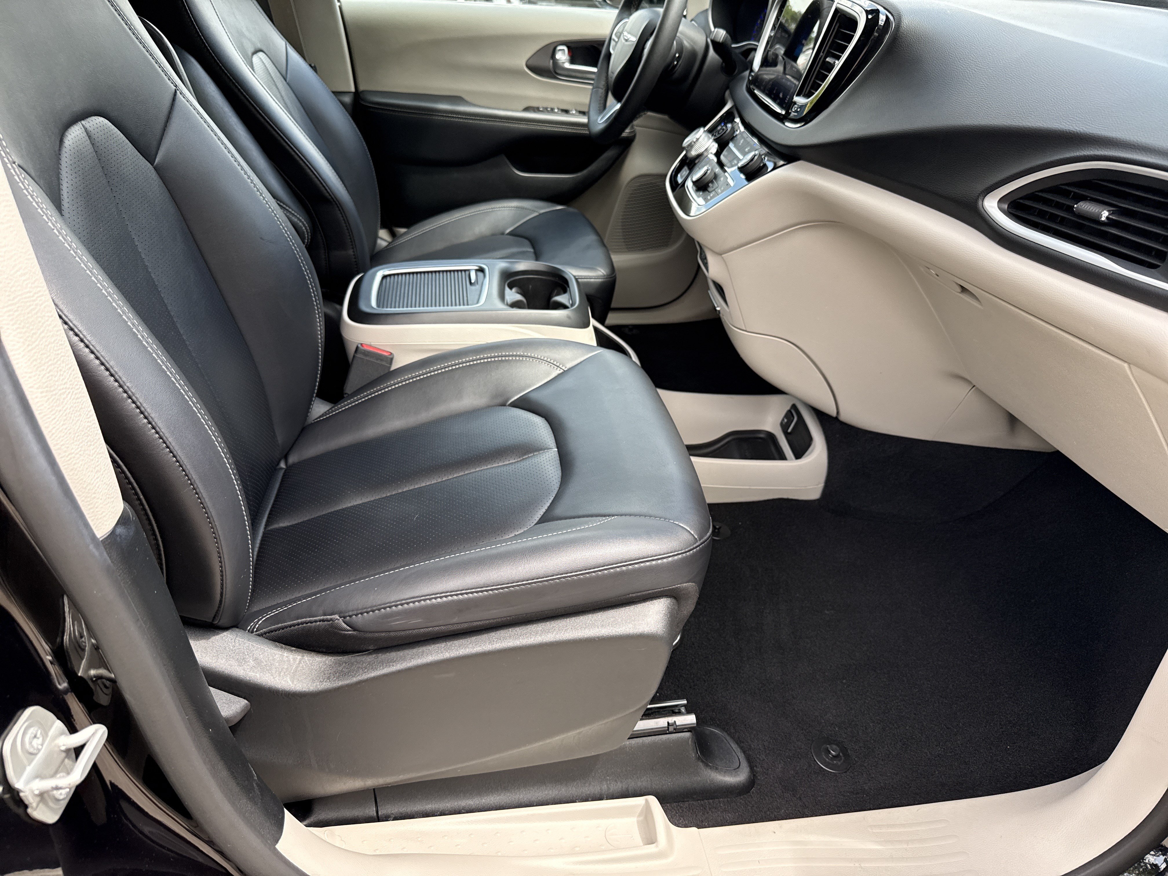 Used 2024 Chrysler Pacifica Touring-L FWD image 13