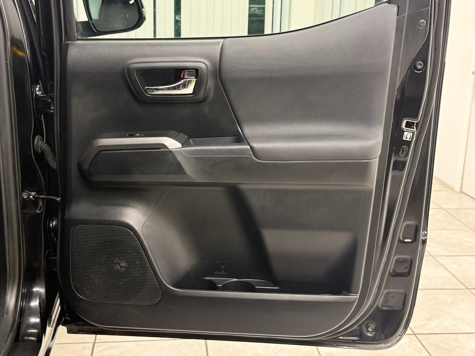 Used 2018 Toyota Tacoma TRD Sport AWD/4WD image 21
