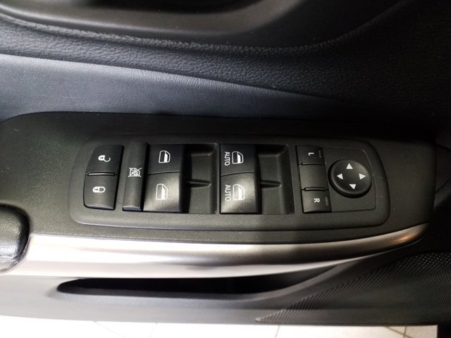 Used 2019 Jeep Cherokee Latitude Plus w/ Cold Weather Group AWD/4WD image 11