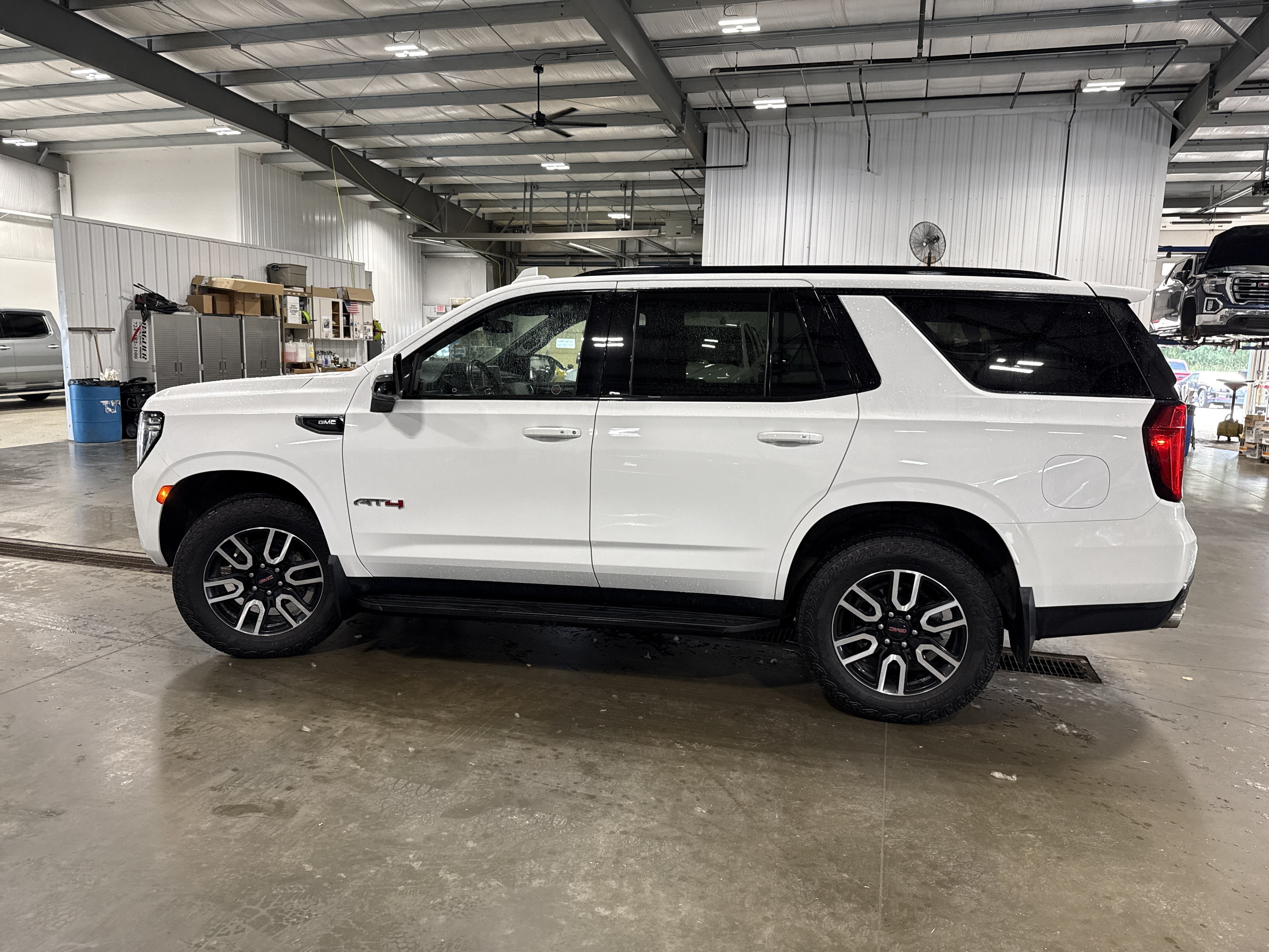 Used 2024 GMC Yukon AT4 w/ Technology Package AWD/4WD image 5