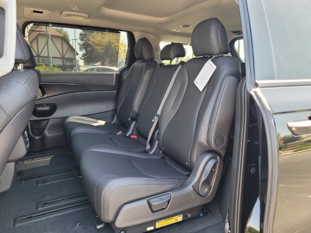 New 2026 Kia Carnival SX w/ SX Dark Edition Package FWD image 6