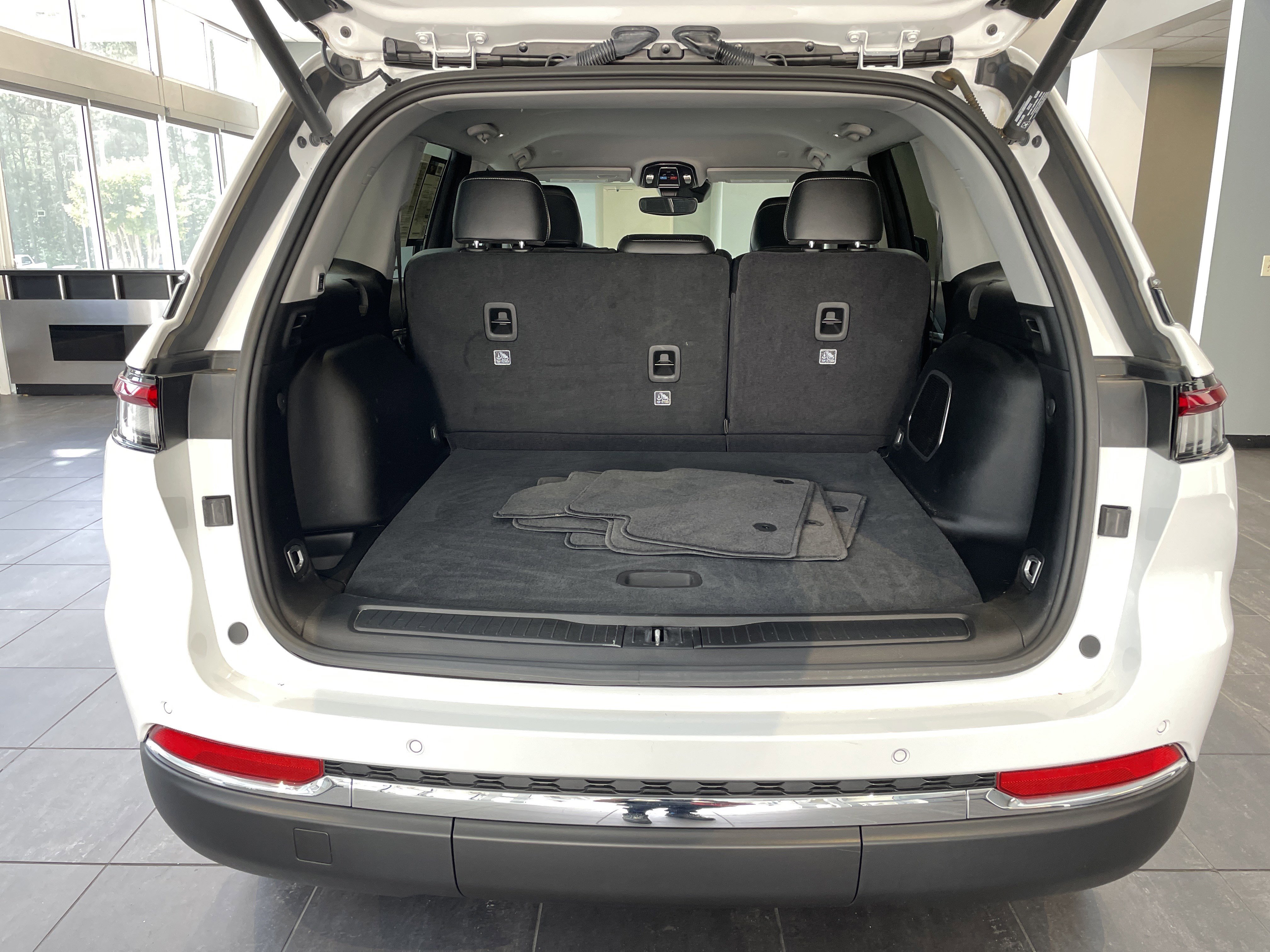 Used 2023 Jeep Grand Cherokee Limited AWD/4WD image 36